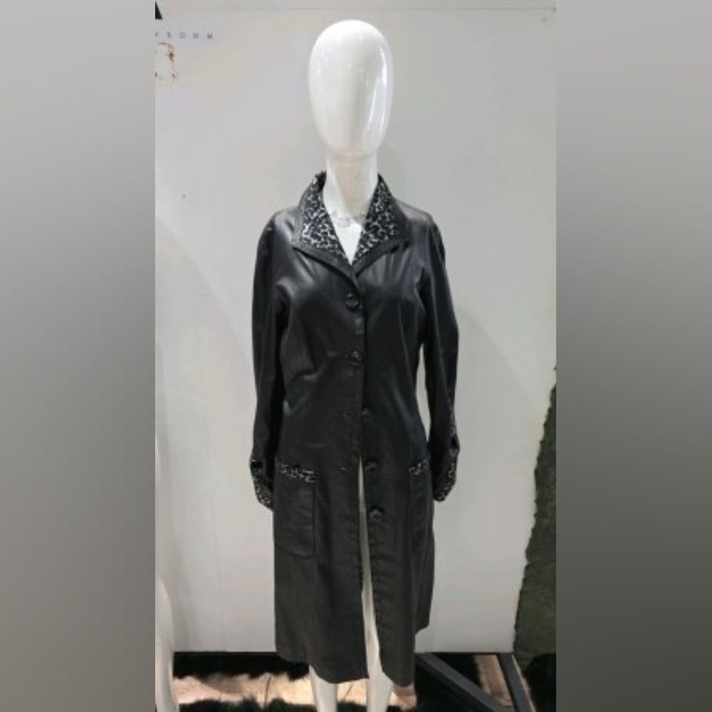 Chic Black Trench Coat with Patterned Collar